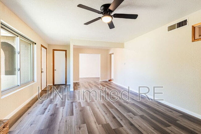 Building Photo - 2926 N Steves Blvd