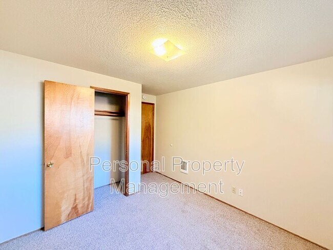 Building Photo - 702 Garrison Terrace