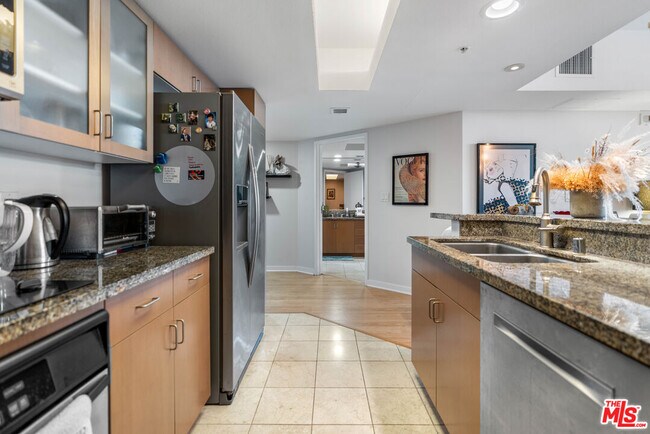 Building Photo - 13700 Marina Pointe Dr