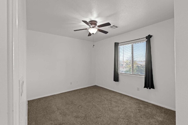 Building Photo - "Spacious 3-Bedroom Oasis with 2.5 Baths on Grandmother Hat Street, North Las Vegas!"