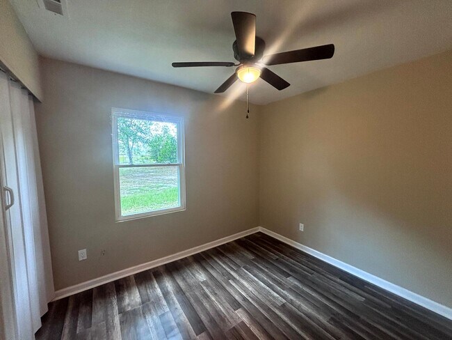 Building Photo - 5523 Livingston Dr