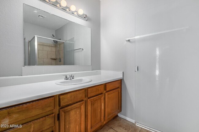 Building Photo - 653 W Guadalupe Rd