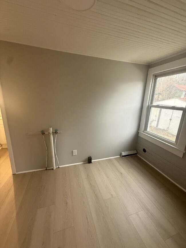 Building Photo - 2 bedroom 1 bath Home in Hurt VA with large yard just minutes to downtown Altavista.