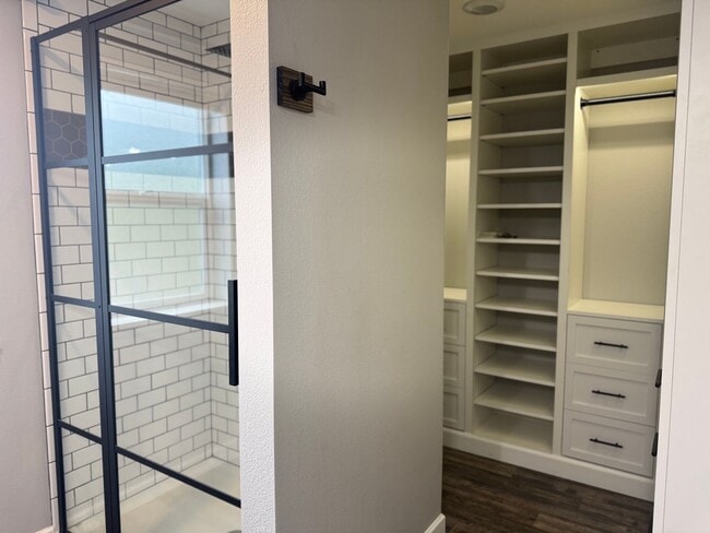 Building Photo - Beautifully Upgraded 3-Bedroom Home on a S...
