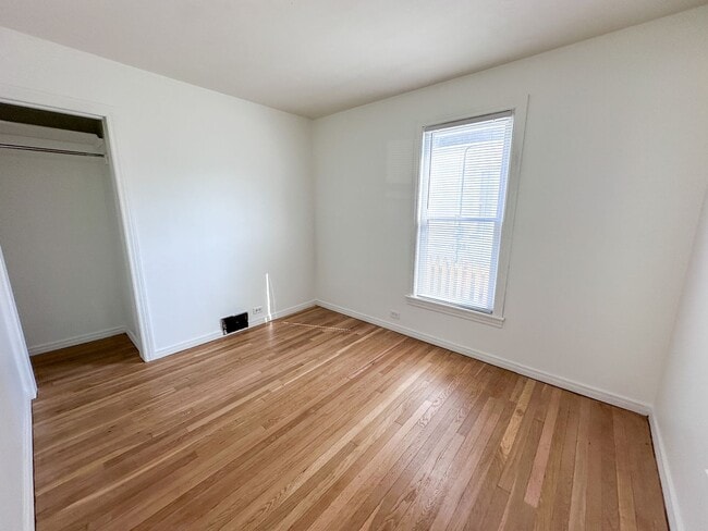 Building Photo - 703 Spencer St NE