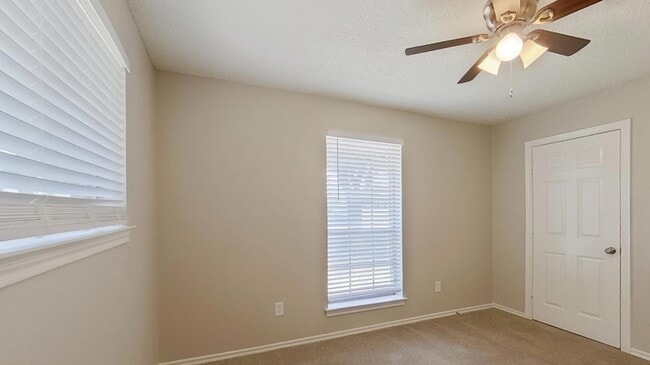 Building Photo - MOVE IN READY