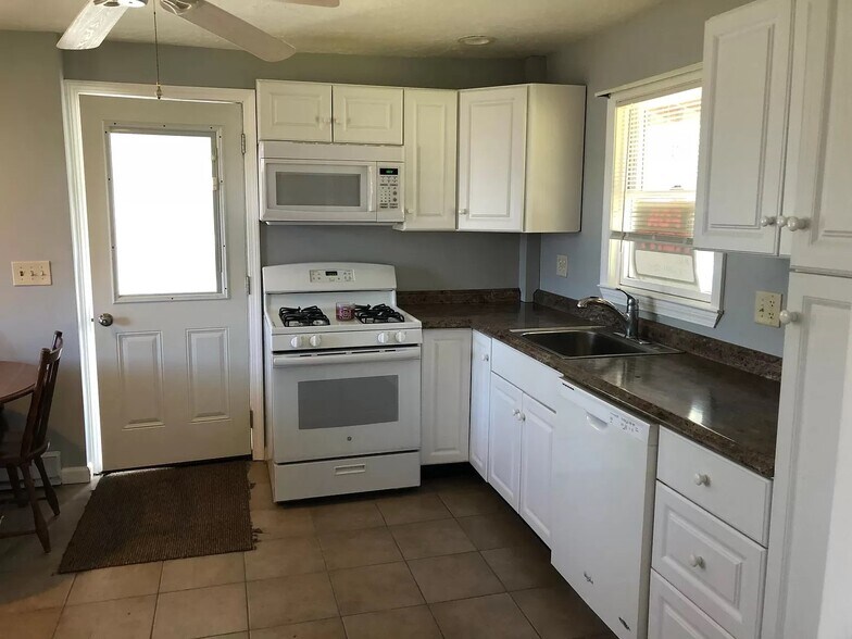 Kitchen - 7 Old Orchard Ln