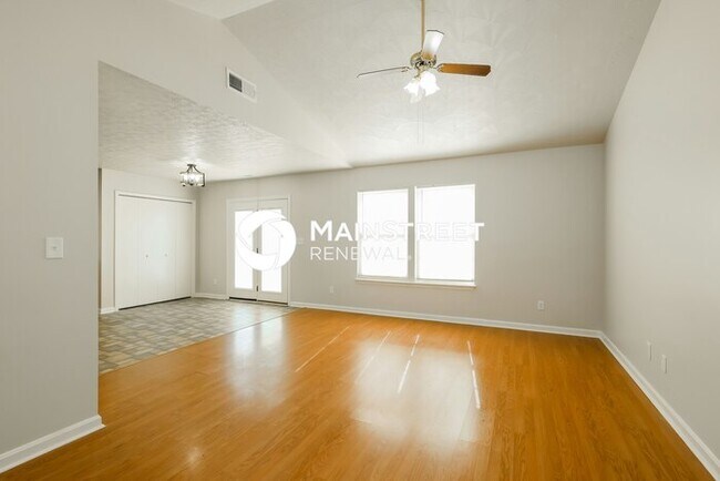 Building Photo - 3 Bedroom Pet-Friendly Home in Louisville, KY with Main Street Renewal