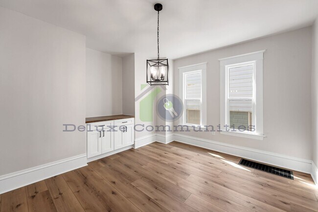 Building Photo - 606 Lafayette Ave NE
