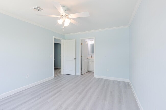 Building Photo - 224 W Seaview Dr