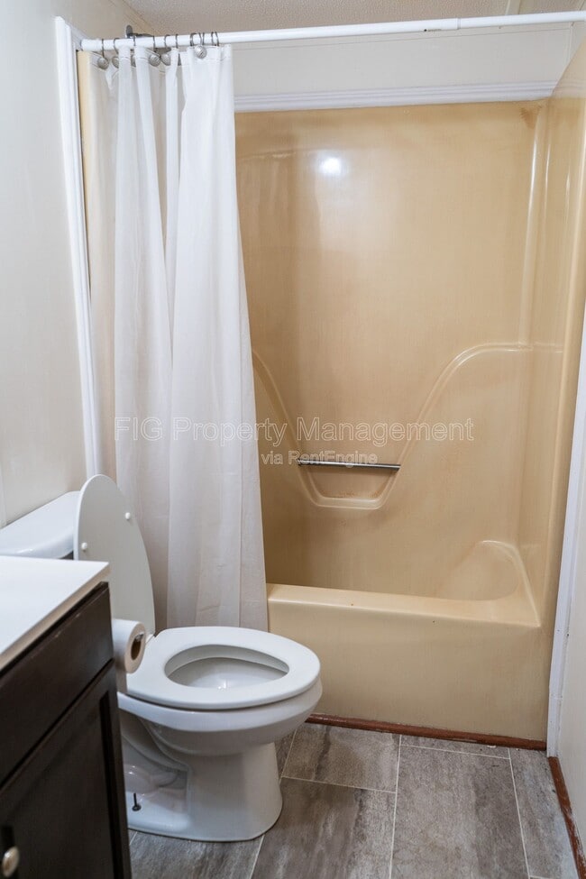 Building Photo - 805 Hillvale Rd