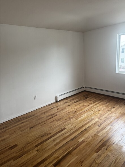 Spacious Living Room - 17814 146th Ter