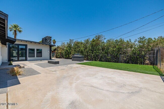 Building Photo - 1261 E Cambridge Ave