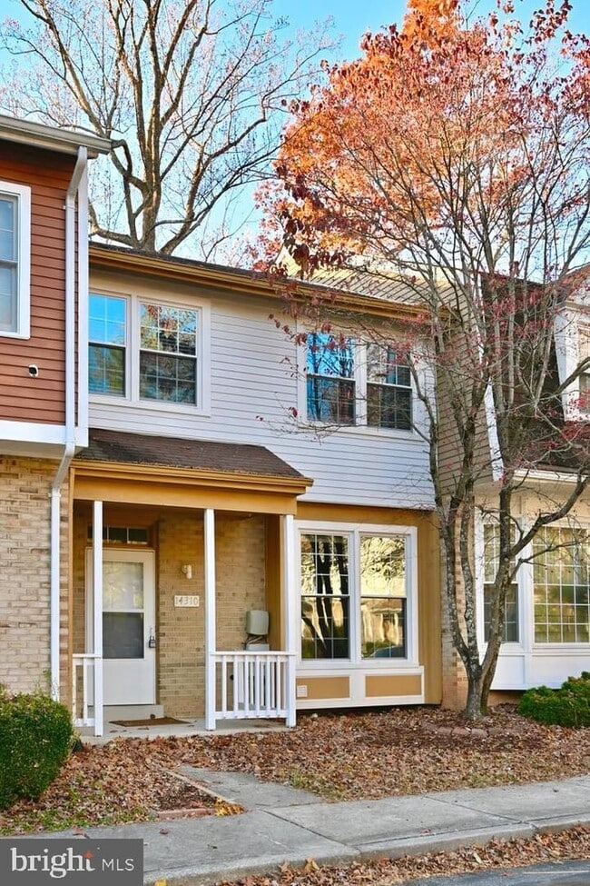 Building Photo - Beautiful, freshly updated townhome with a contemporary feel in the Wootton high school district!