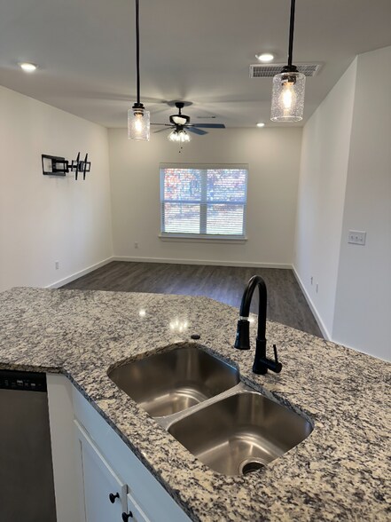 Building Photo - 5 Hawthorn Ln