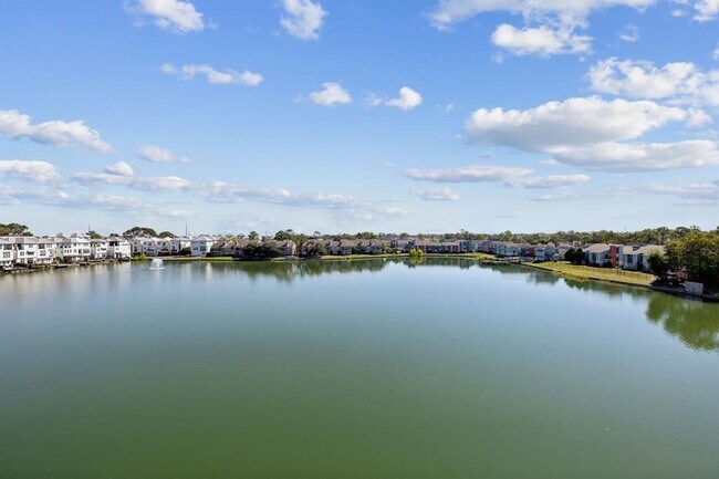 Building Photo - 2122 Lakeshore Edge Dr