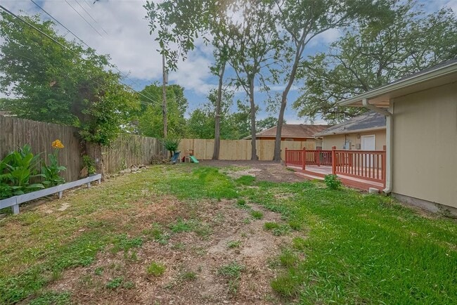 Building Photo - 8045 Ridgeview Dr