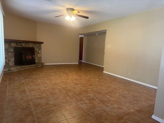 Building Photo - READY NOW! 3+2 with RV Parking!