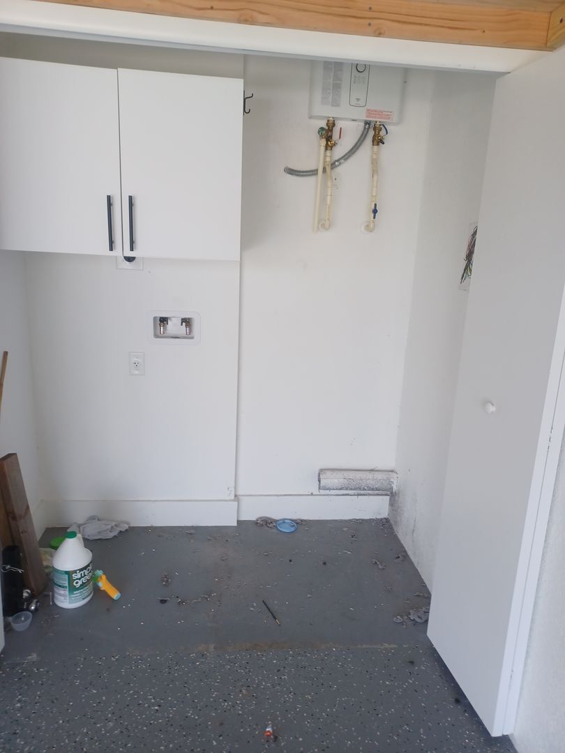 Building Photo - Available Now: Spacious 3 Bedroom / 2 Bathroom With a Large Fenced Yard