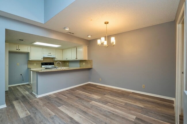 Building Photo - Fully Remodeled Townhome with Loft and Pri...