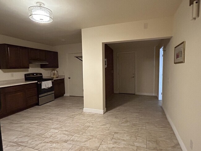 Building Photo - 902 S Fremont Ave