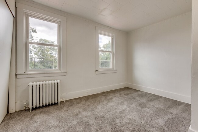 Building Photo - 2027 Eccles St