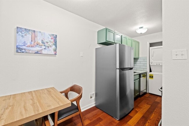 Building Photo - 1110 W 22nd St