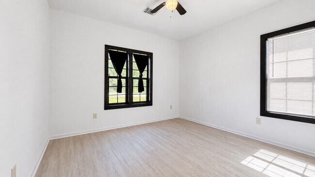 Building Photo - 11611 Walraven Dr