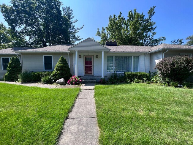 Building Photo - East Grand Rapids Schools - 4 bedroom home