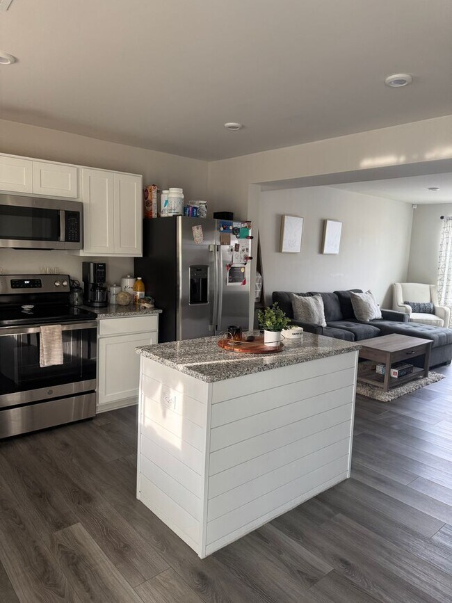 Building Photo - Furnished or Unfurnished Townhome