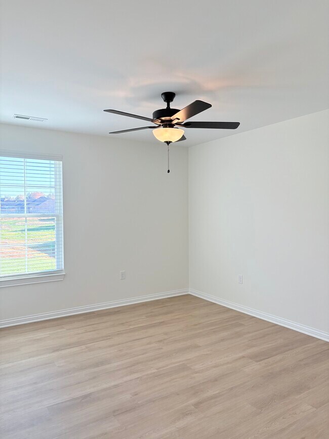 Building Photo - 1307 Helmsdale Ave