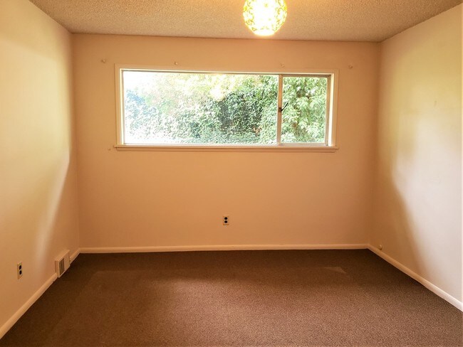 Building Photo - 1435 Bellevue Way SE