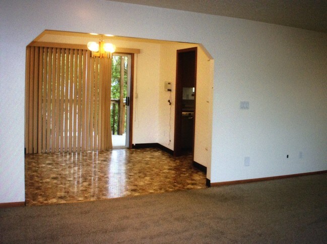 dining room with sliding door out to deck - 5095 SW 163rd Ave