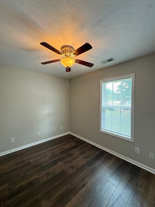 Building Photo - Charming 3 Bed 2 Bath Spring Lake Home wit...
