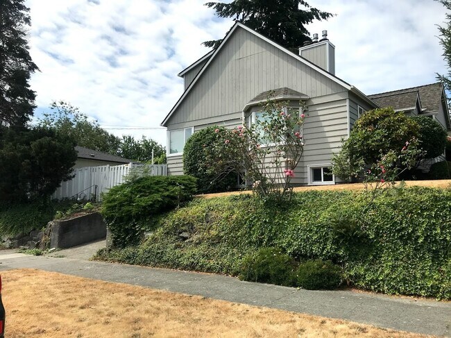 Building Photo - Beautiful Home In Prime Location Bordering Crown Hill and Whittier Heights!