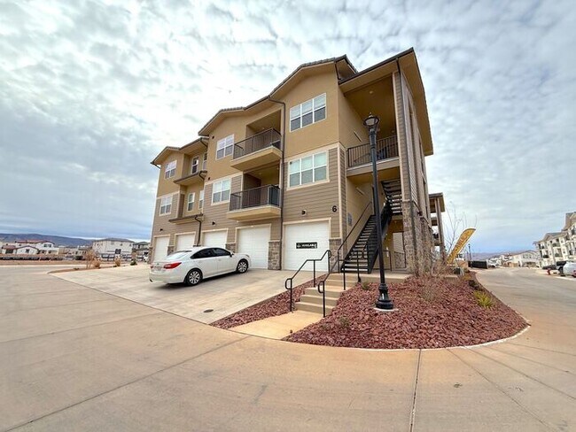 Building Photo - Desert Color Condo 2 bd, 2 bt, 1 Car Garage