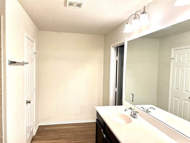 Building Photo - 15827 Sunny Stone Dr