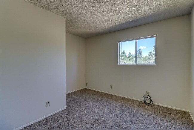 Building Photo - Townhome between Downtown and Thumb Butte!