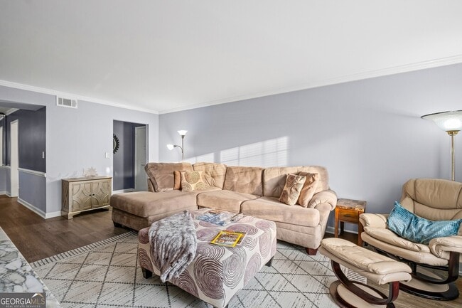 Building Photo - 6851 Roswell Rd