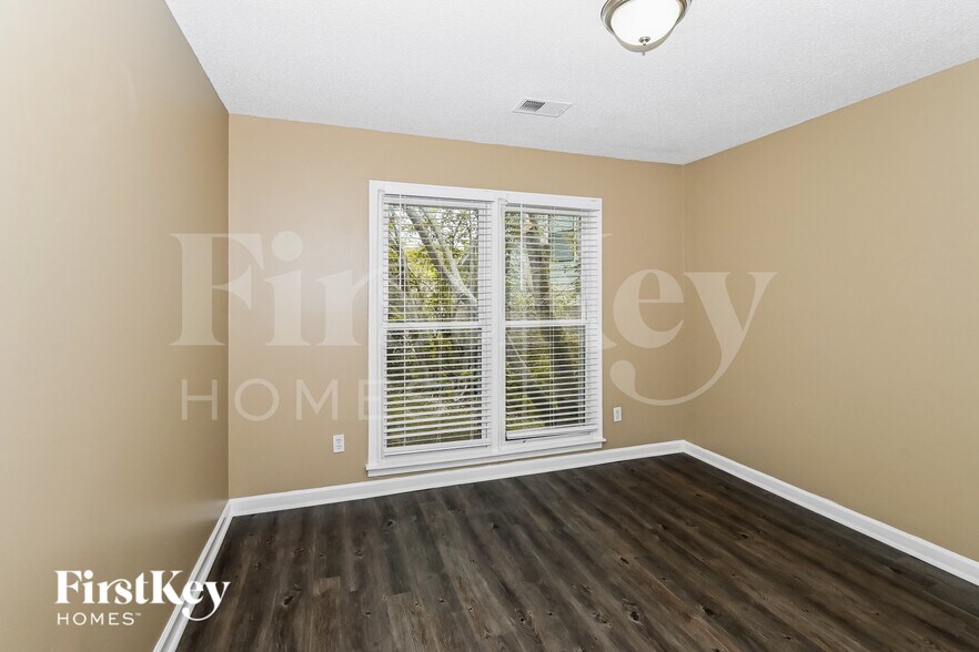 Building Photo - 844 Tropicana Dr E