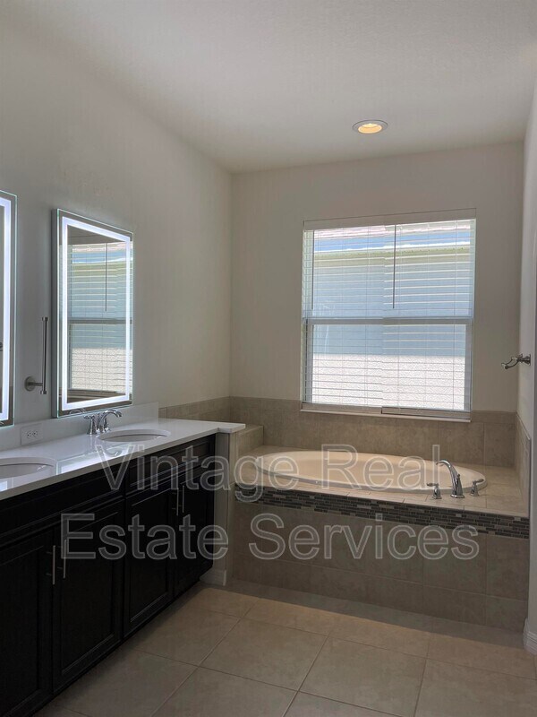 Building Photo - 7905 Silver Clover Ct