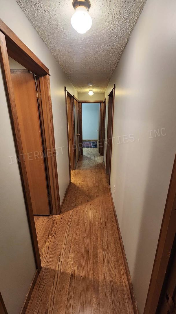 Building Photo - 3 bd 2.5ba Ranch Style Home with Fenced Yard, W/D in Unit, Fireplaces & 2 Car Garage!