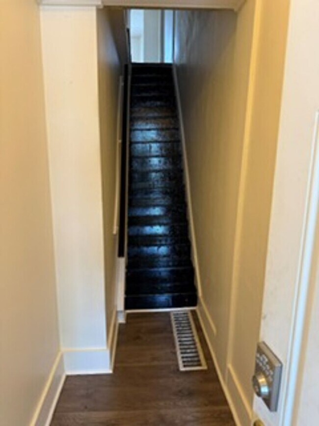 Building Photo - 1559 W King St