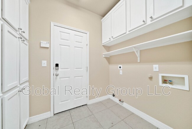 Building Photo - 431 Calm Springs