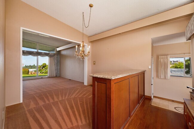 Building Photo - 1000 Grass Valley Hwy