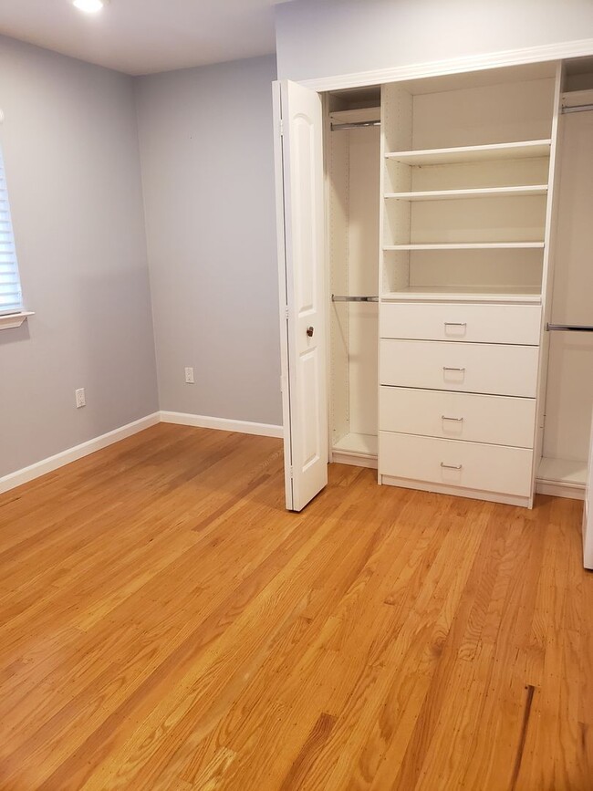Building Photo - Beautiful Remodeled 3x2 Home in Sunland Pa...