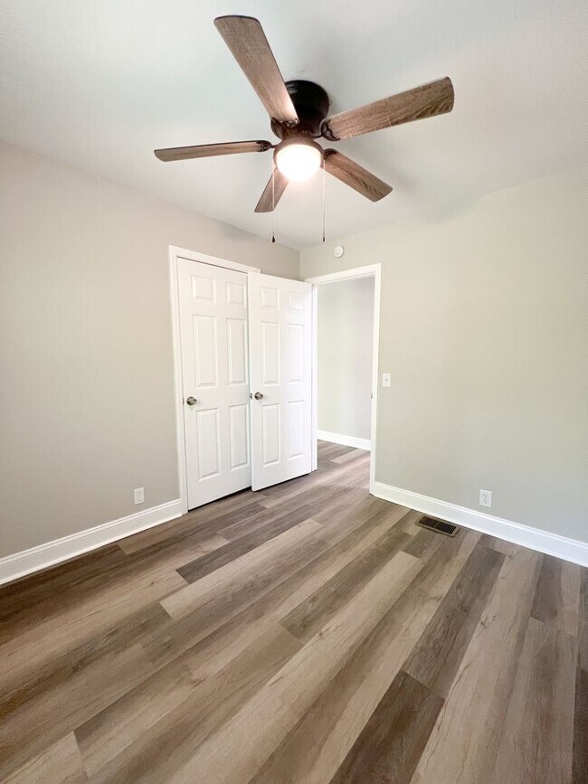Building Photo - Completely Remodeled Home in Clarksville, TN – Just Off Madison Street!