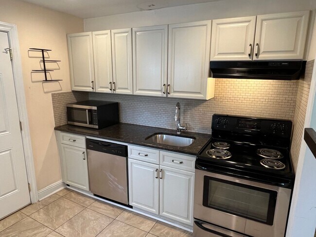 Building Photo - Convenient 2 Bedroom Duplex in SouthEnd