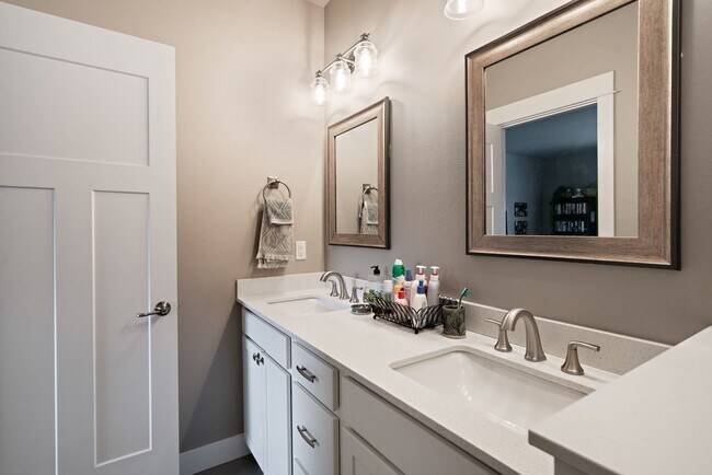 Building Photo - Modern 4-bedroom 3-bathroom Home