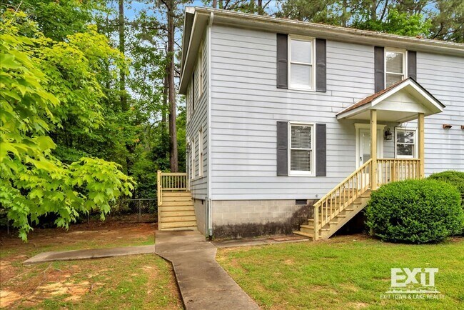 Primary Photo - 3 Bedroom/1.5 Bath Duplex Convenient to To...